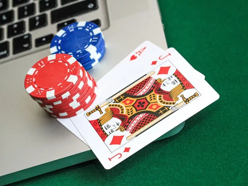 Chơi game đánh bài kiếm tiền có thật không?